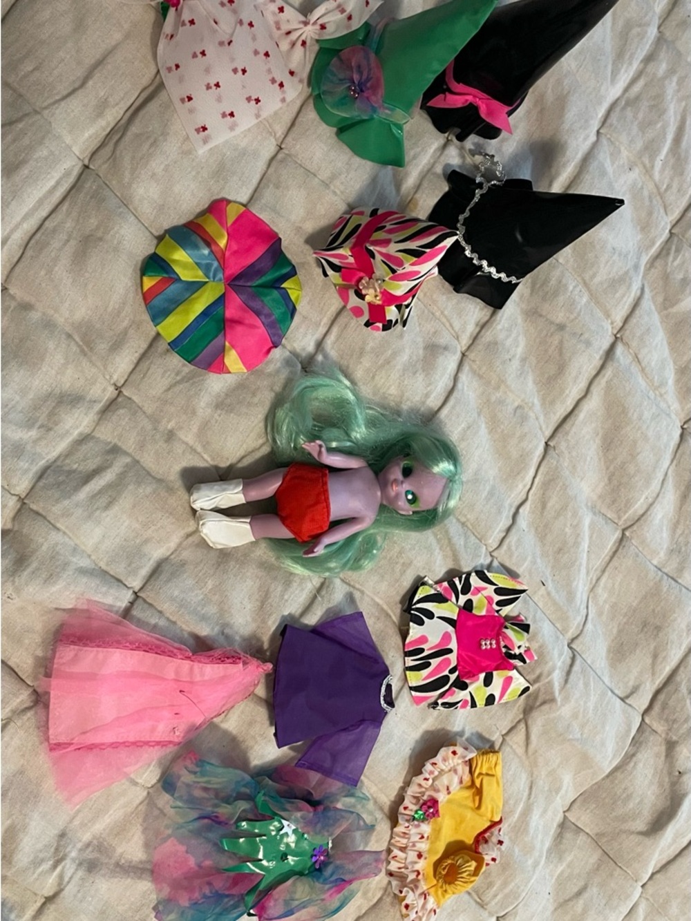 Vintage 1972 Emerald the Enchanted With Doll and clothing lot - Picture 5 of 16